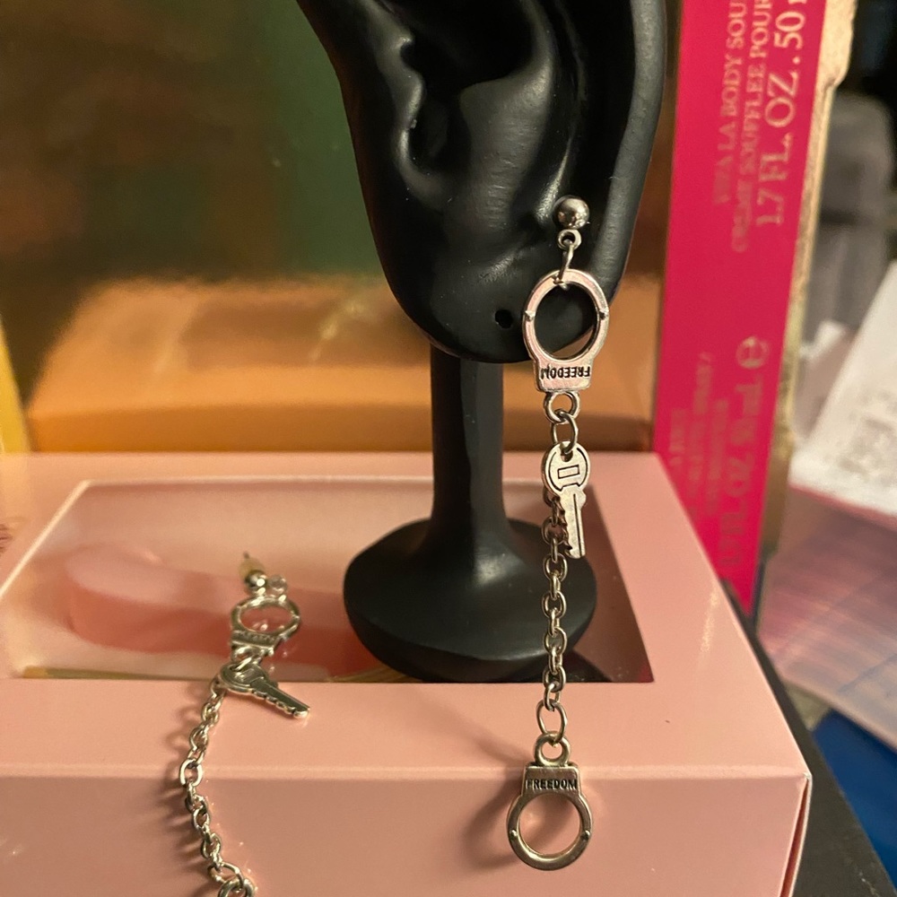 SS HANDCUFF &  KEY 🔑  Earrings